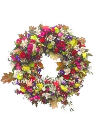 Coroncina di fiori assortiti.