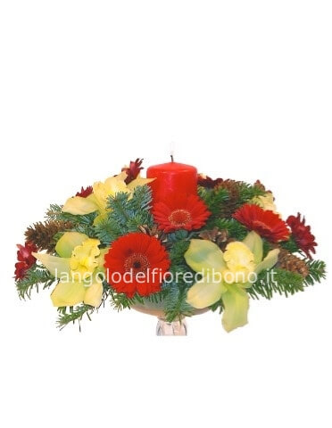 Centrotavola con candela rossa.