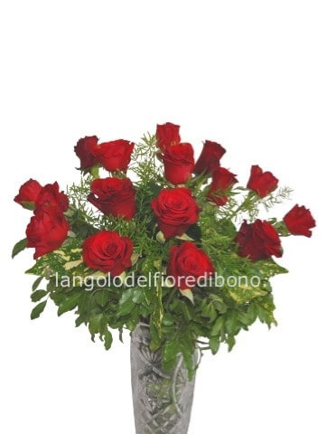 Bouquet di rose rosse confezionato.